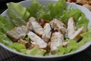 Салата - Цезар - с пиле, домати и крутони - рецепти Фото-стъпка за готвене