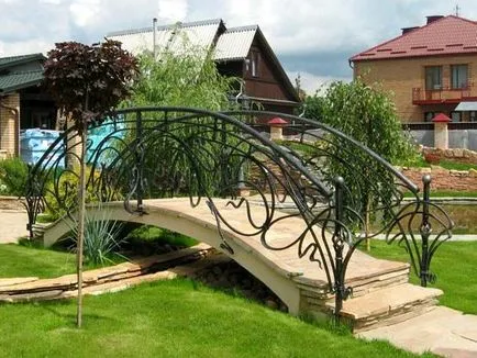Градински мостове в ландшафтния дизайн снимката на