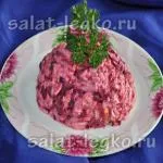 Салата с салам, сирене и домати - рецептата със снимка