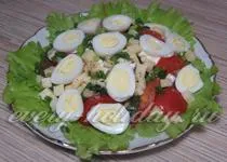 Салата с пушен колбас и домати, сирене и