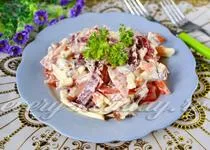 Салата с пушен колбас и домати, сирене и