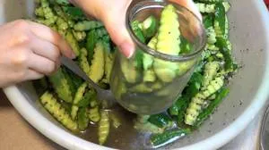 Най-добрите рецепти за кисели краставички през зимата, много вкусно консервиране