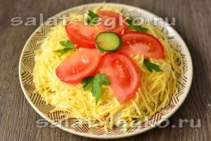 Салата с салам, сирене и домати - рецептата със снимка