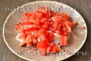 Салата с салам, сирене и домати - рецептата със снимка