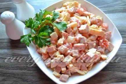 Салата с пушен колбас и домати, сирене и
