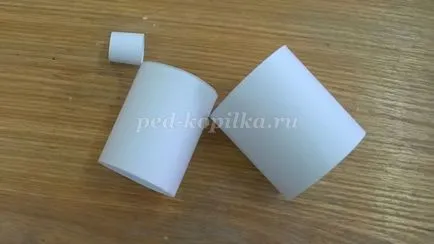 Харе на хартиени ленти с ръцете си
