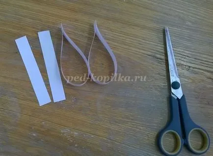 Харе на хартиени ленти с ръцете си