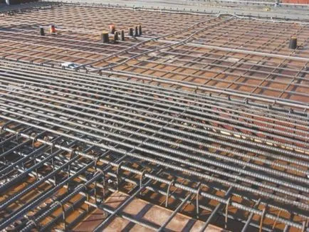 монолитна армиране на бетон, разпръснати и с помощта на решетката