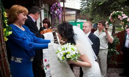 Дъщеря преди сватбата благословението и благословия за брака на младоженците
