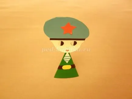 Хартиени войници с ръцете си