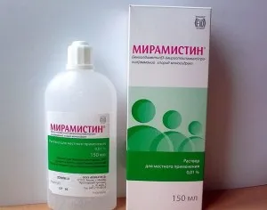 В изплакнете устата си след операция за отстраняване на зъб