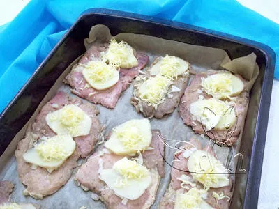 Какво можете да направите от картофи и месо - пържоли с картофи на фурна