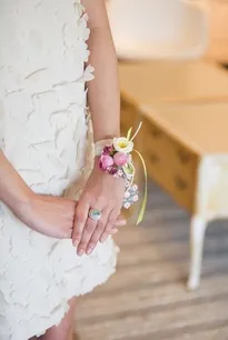 Floral маншет за сватба момичета (производство флорални гривни) гривни цветарски за момичетата на сватбата
