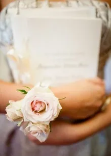 Floral маншет за сватба момичета (производство флорални гривни) гривни цветарски за момичетата на сватбата
