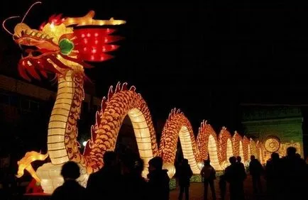 Dragon снимки и картини огнедишащ летящ чудовище изглежда като истински дракон