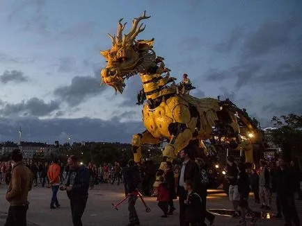 Dragon снимки и картини огнедишащ летящ чудовище изглежда като истински дракон