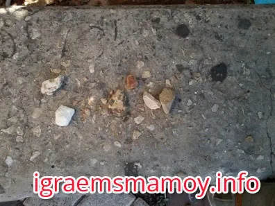 Stone пътуване или са камъни на земята, да играе с мама