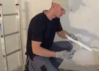 Как да се залепят на тавана корнизи в ъглите