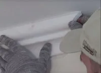 Как да се залепят на тавана корнизи в ъглите