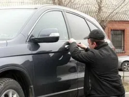 Как да отворите колата без ключ себе си