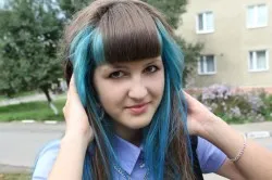 Как да боядисате косата си в син цвят в дома (снимки и видео) (косата) Как да боядисате косата си в син цвят в дома (снимки и видео)