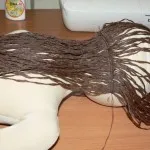 Как да направите косата на куклата на конци или прежда