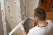 Как да се съгласуват на стената в една дървена къща с ръцете си