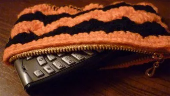 Как да извършите плетена покривка за телефонни спици, кука и мъниста