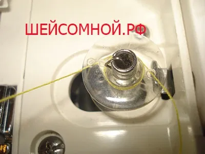 Как да се запълни нишка шевна машина - вратовете с мен