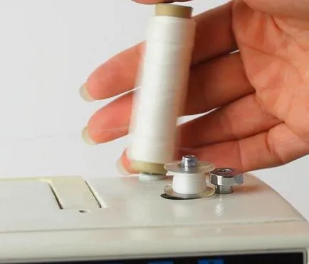 Как да се запълни нишка шевна машина и serger
