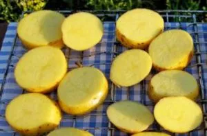 Картофи на скара на шишчета, от рецептите на скара със снимки