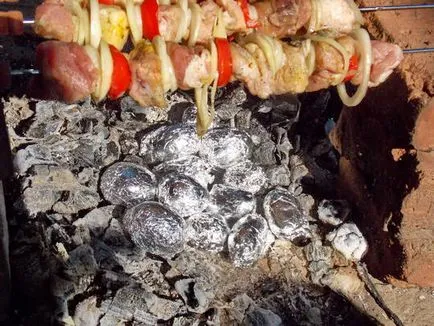 Картофи фолио над огъня