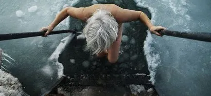 Ice басейн за кръщение - плуването е полезно за кръщение и как да се подготвят за къпане
