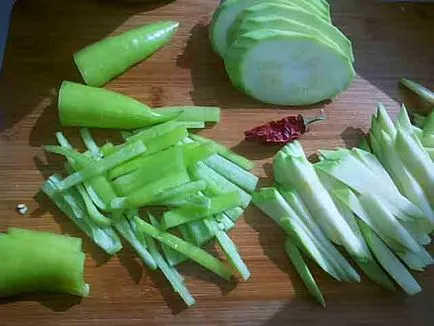 Зеленчукова яхния с картофи и тиквички - много вкусно рецепта
