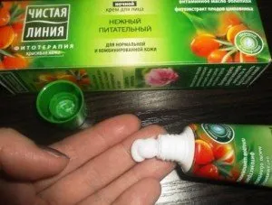 Хранене на крем за лице подхранва и подхранва кожата