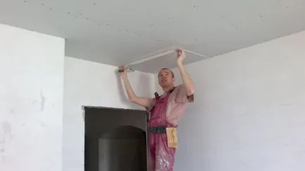 Ремонт на пукнатини в тавана с ръце