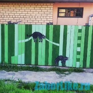 Данните за оградата с ръцете си