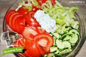 Салата от домати, краставици и целина, полезен блог