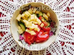 Салата със сирене, домати и краставици рецепта със снимка