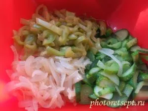 Салата от пържени краставици