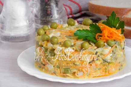 Салата с пиле и кисели краставички - рецептата със снимка