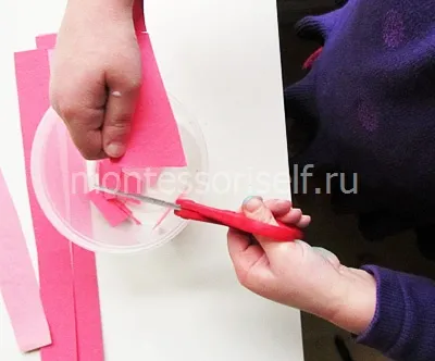 Сърцето на хартията с ръцете си