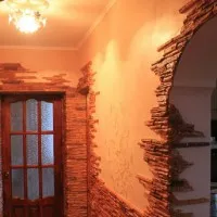 Декорация на стените на изкуствен камък в коридора с възможности за оформяне на снимка
