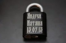 Сватба гравиран върху ключалките за 5 минути