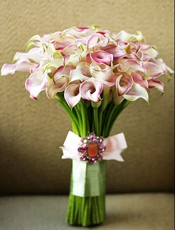 Сватбени букети от кала перфектен избор за изискан булка