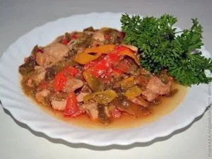 Свинско задушено с чушки