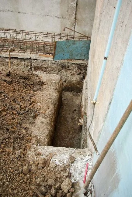 В изкопа за основите със собствените си ръце, без багер