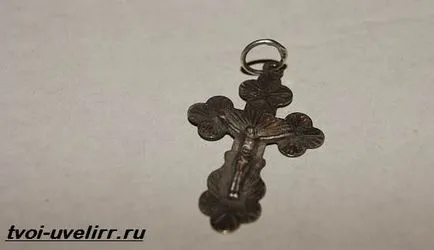 Защо е черно сребърен кръст, бижутер