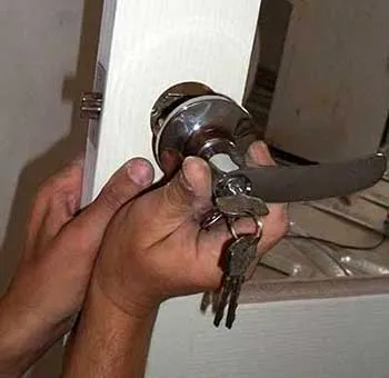 Монтаж и тай-в ключалката интериорни врати с ръцете си