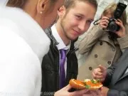 Опции младоженци събрание без питка с хляб и сол (на булката и младоженеца среща ягода хайвер) Опции младоженци събрание без питка с хляб и сол
